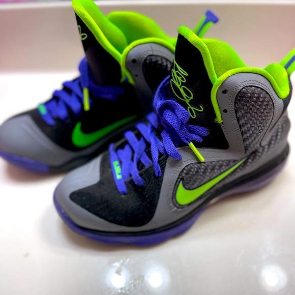 Lebron 9 Sneaker - Picture 1 of 4